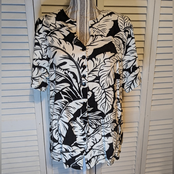 carolina colours plus Tops - Carolina Colours Plus Black & White Tropical Floral Print Soft Top size 18W
